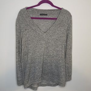 Harlowe & Graham Petite long sleeve, gray V-Neck Top, Size LP, Comfy